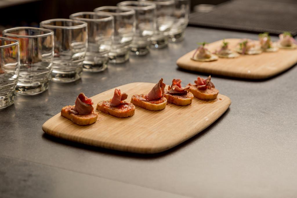 Suites Contempo México DF Exterior foto A cutting board with food
